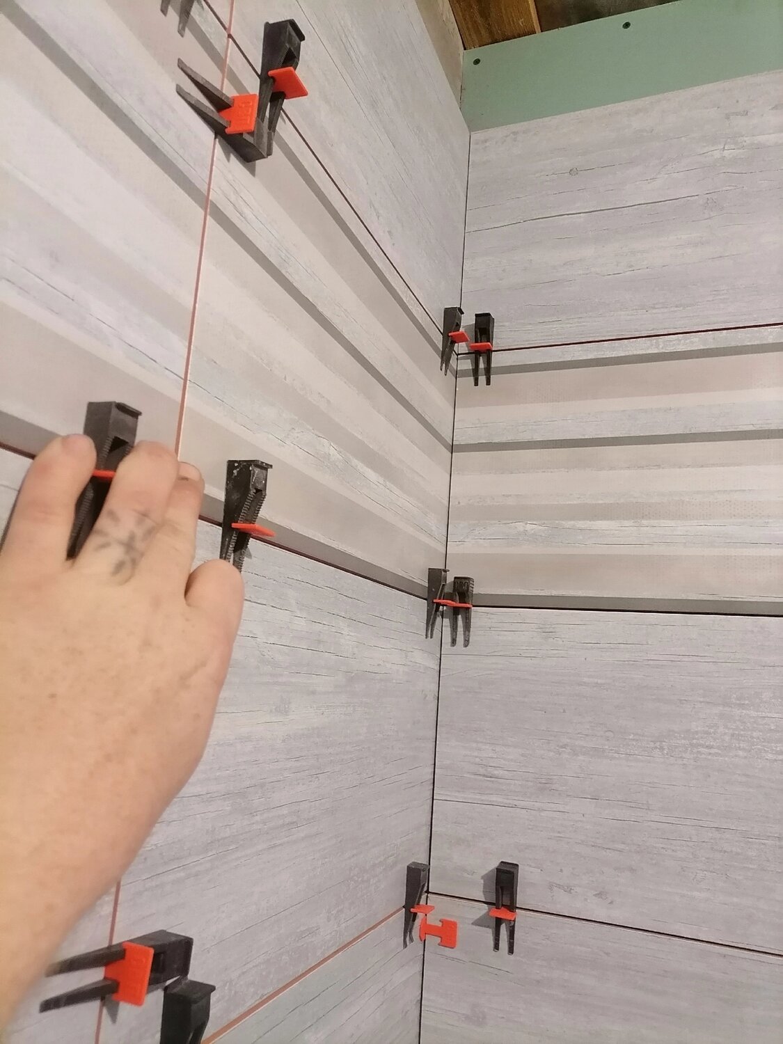 для укладки плитки, приспособления для укладки плитки, система выравнивания плитки свп, монтаж плитки, выравнивание плитки