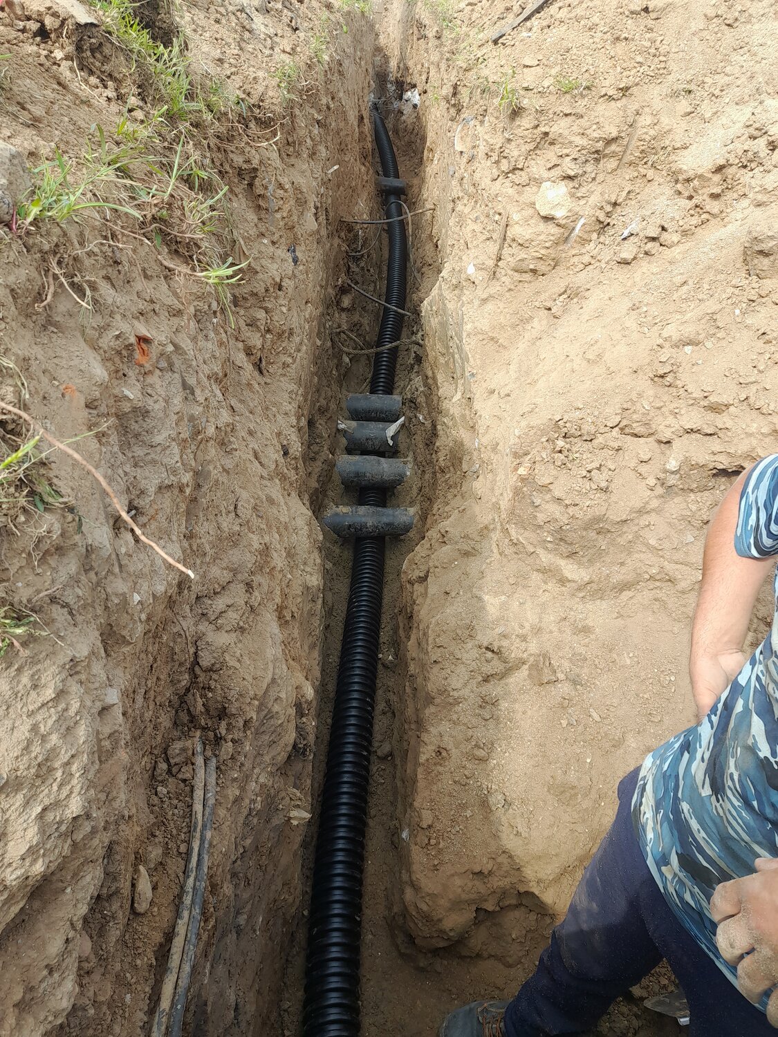 траншея под водопровод, дренаж, дренажная система, водопровод, монтаж дренажной системы