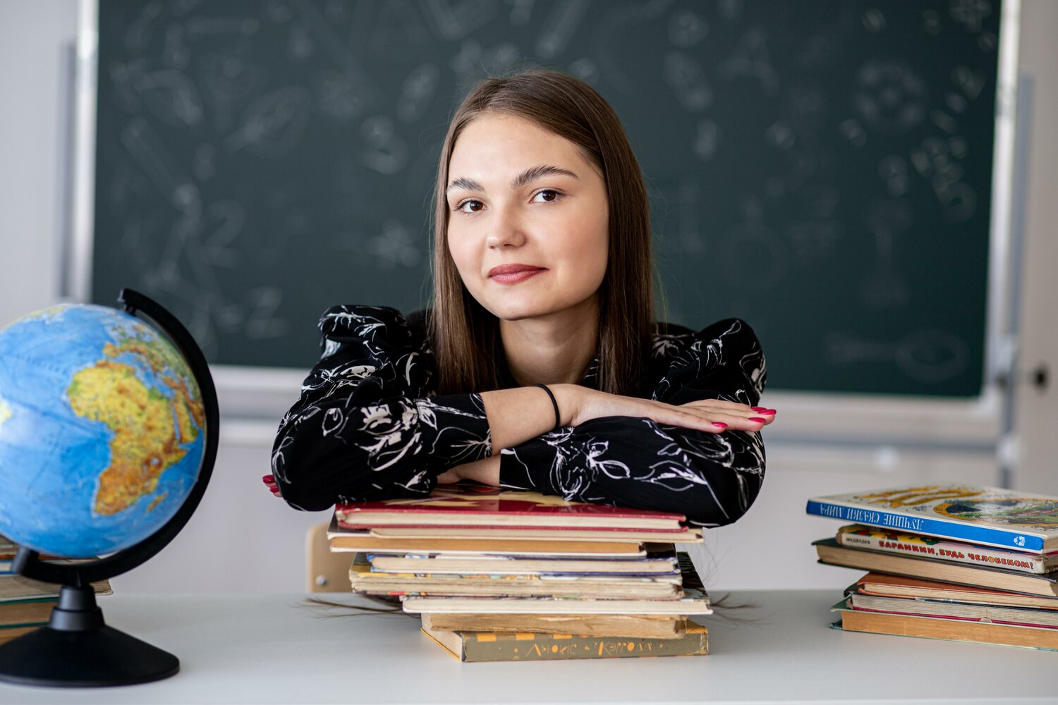 в школе, девушка, гагарина дарья михайловна учитель, выпускники, ученик