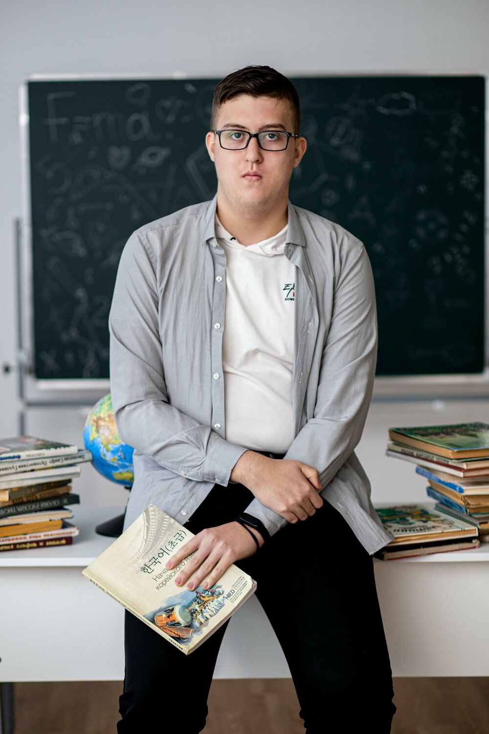 человек, в школе, меловая доска, школьник, школьный портрет