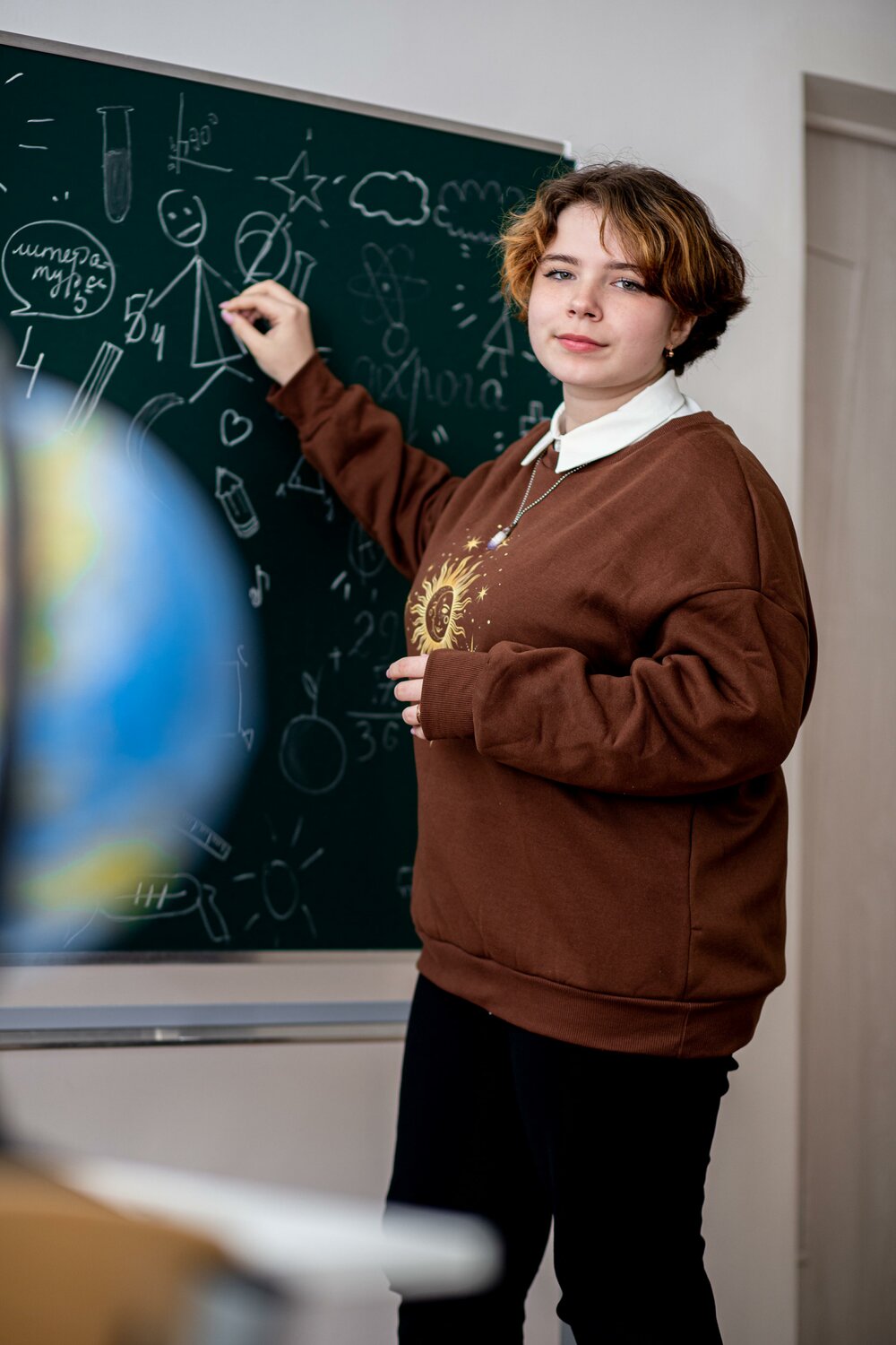 рязанова ирина преподаватель, меловая доска, обычная школа, человек, школьная