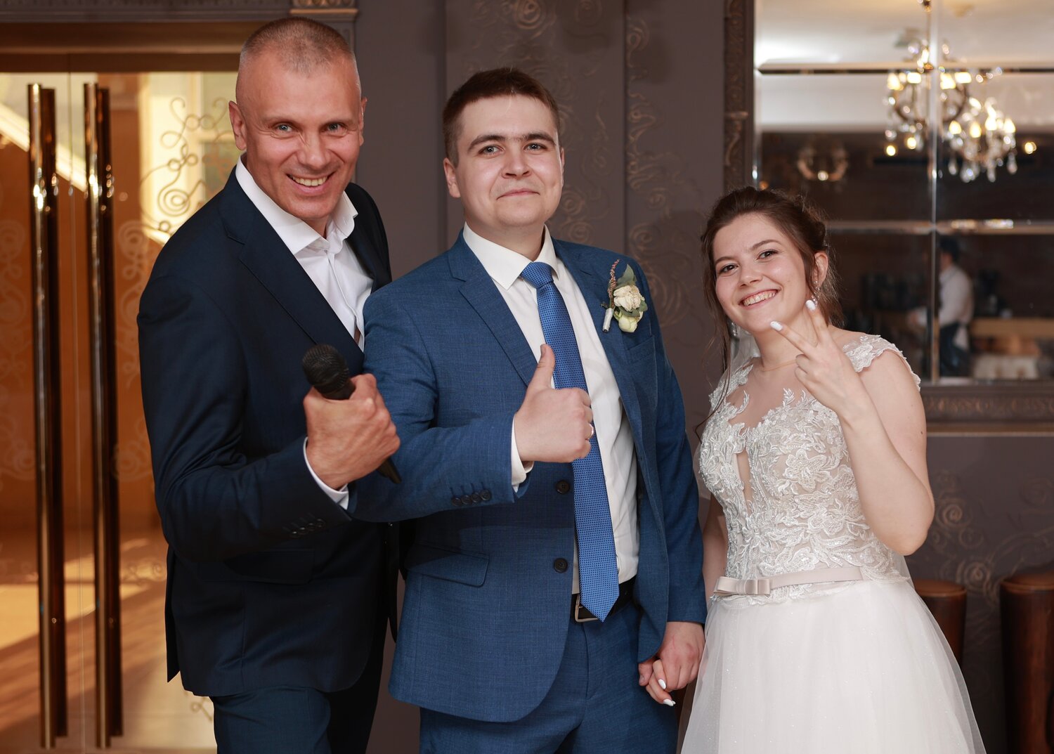 на свадьбе, человек, ведущий на свадьбу, свадебный ведущий, жених