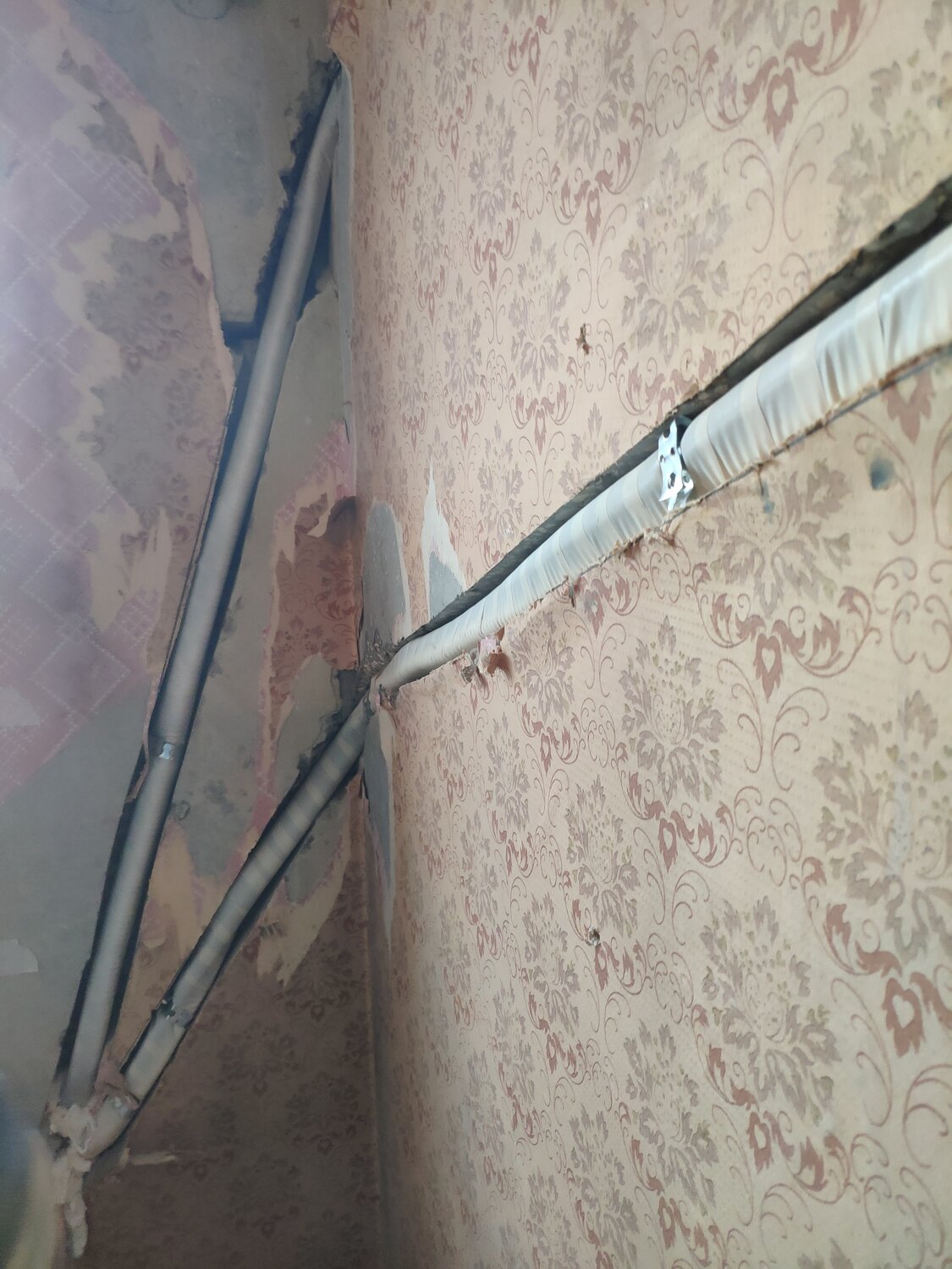 прокладка трассы для кондиционера, электропроводка в панельном доме, кондиционер, прокладка кабеля для кондиционера, электропроводка кондиционера