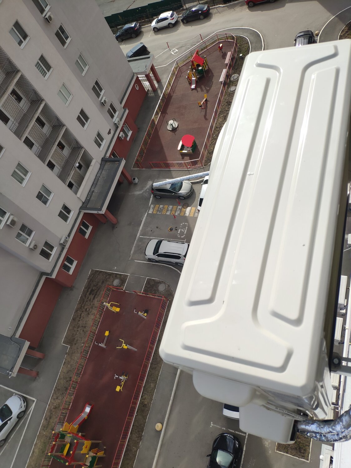 установленный кондиционер, наружный блок кондиционера, кондиционер, монтаж кондиционеров, установка кондиционера