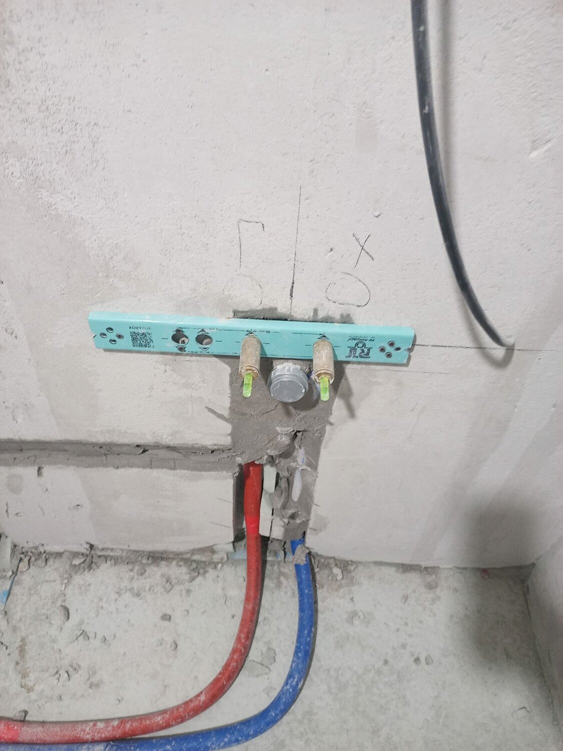 крепление водорозетки рехау, крепление водорозетки рехау к стене, планка монтажная для водорозеток, водорозетки рехау в стене, монтаж водорозеток