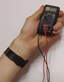 мультиметр dt 182, измерение напряжения мультиметром, цифровой мультиметр dt-182, измеритель напряжения, мультиметр мини цифровой