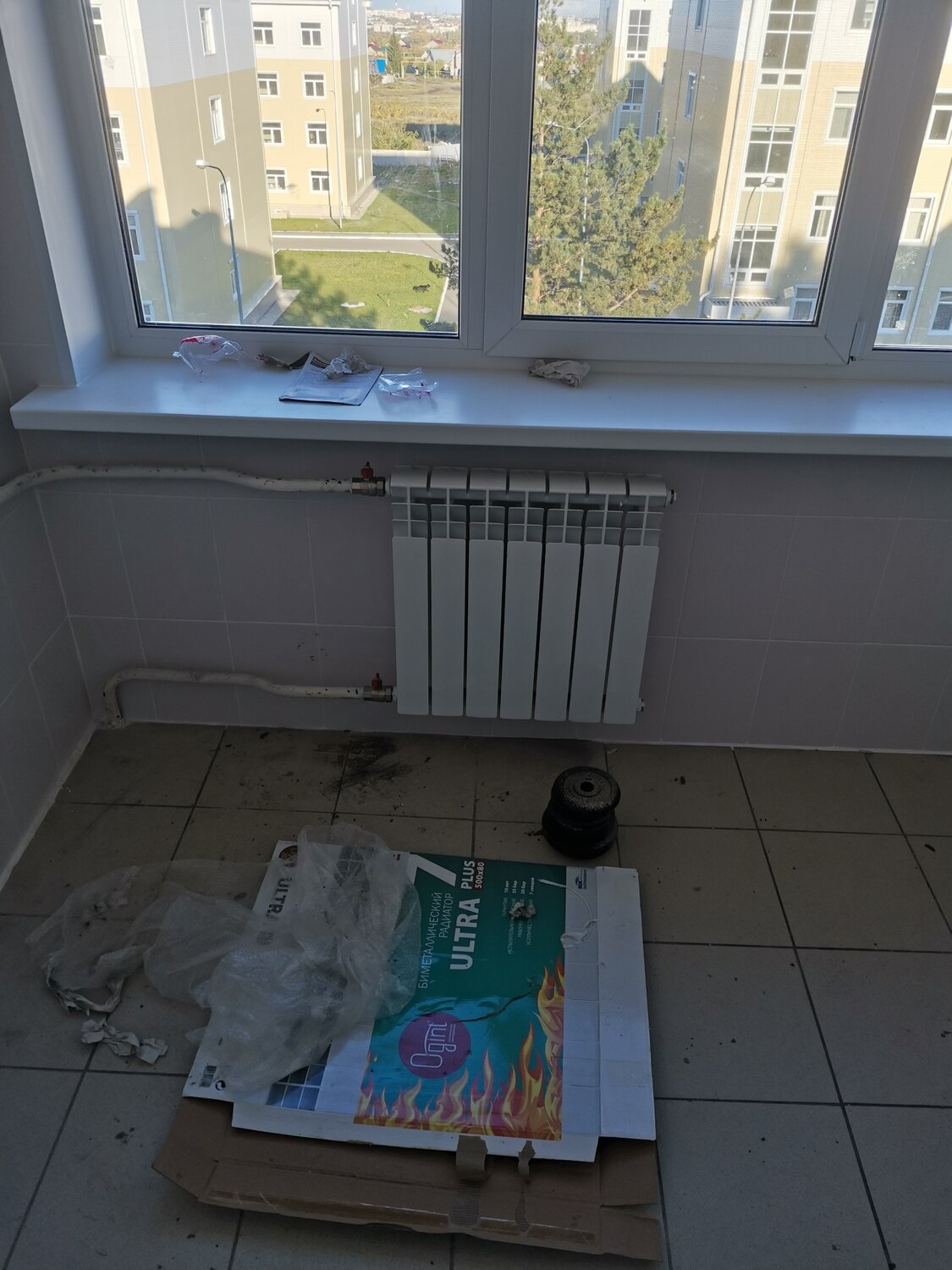 батареи в угловой комнате, радиаторы в угловой комнате, батареи отопления в хрущевках, подоконник, подоконники из мрамора форест грин