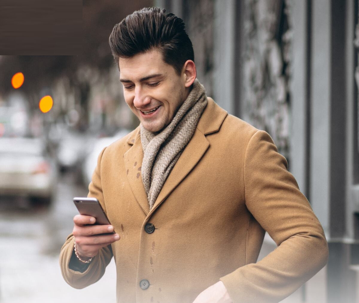 человек в пальто, мужчины, мужчина в пальто с кофе, парень в пальто с кофе, молодые люди