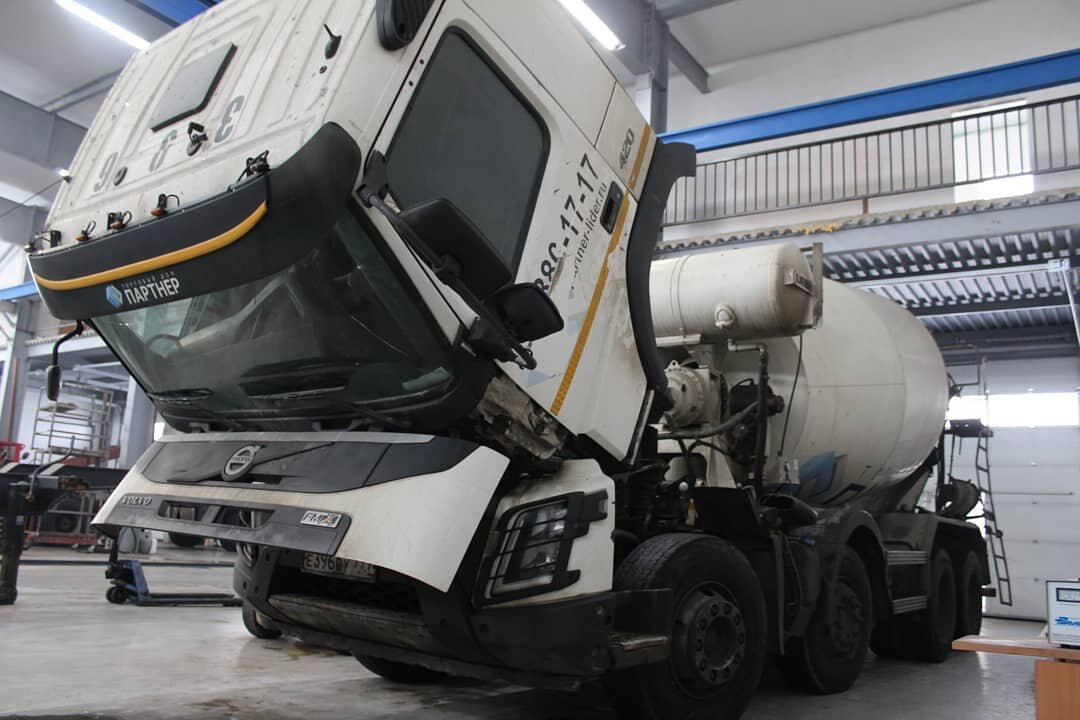 грузовой автомобиль, камаз 5490 с поднятой кабиной, автомобиль, грузовики, ремонт грузовиков