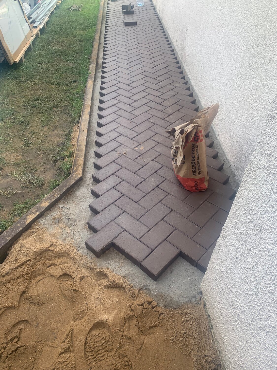 отмостка из брусчатки, укладка брусчатки, тротуарная плитка перед домом, брусчатка вокруг дома, тротуарная плитка