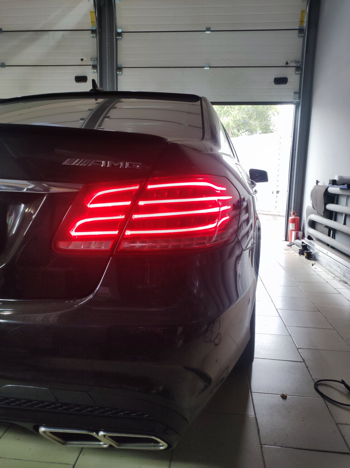mercedes-benz w212, диффузор w212 amg пакет, mercedes e 63 s amg, горят задние фары mercedes benz e w212 рестайлинг, задний бампер w212 рестайлинг amg