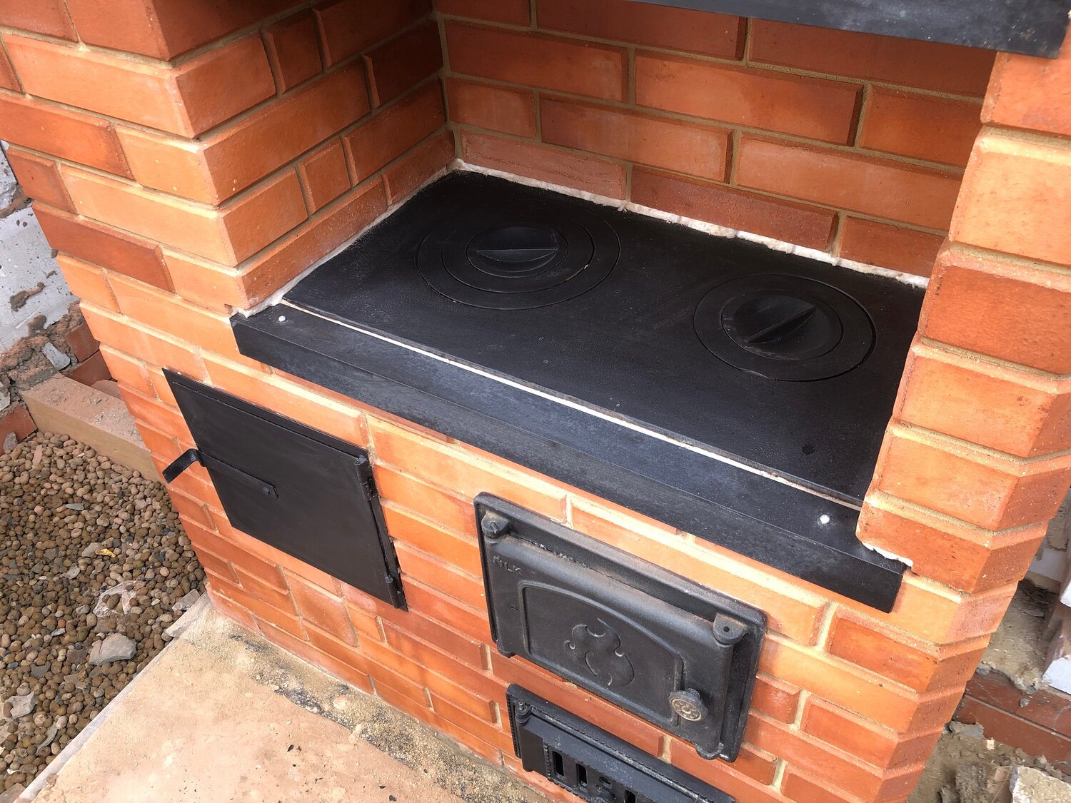 печь с плитой, уличная печь из кирпича, кирпичная печь, печь из кирпича, варочная печь