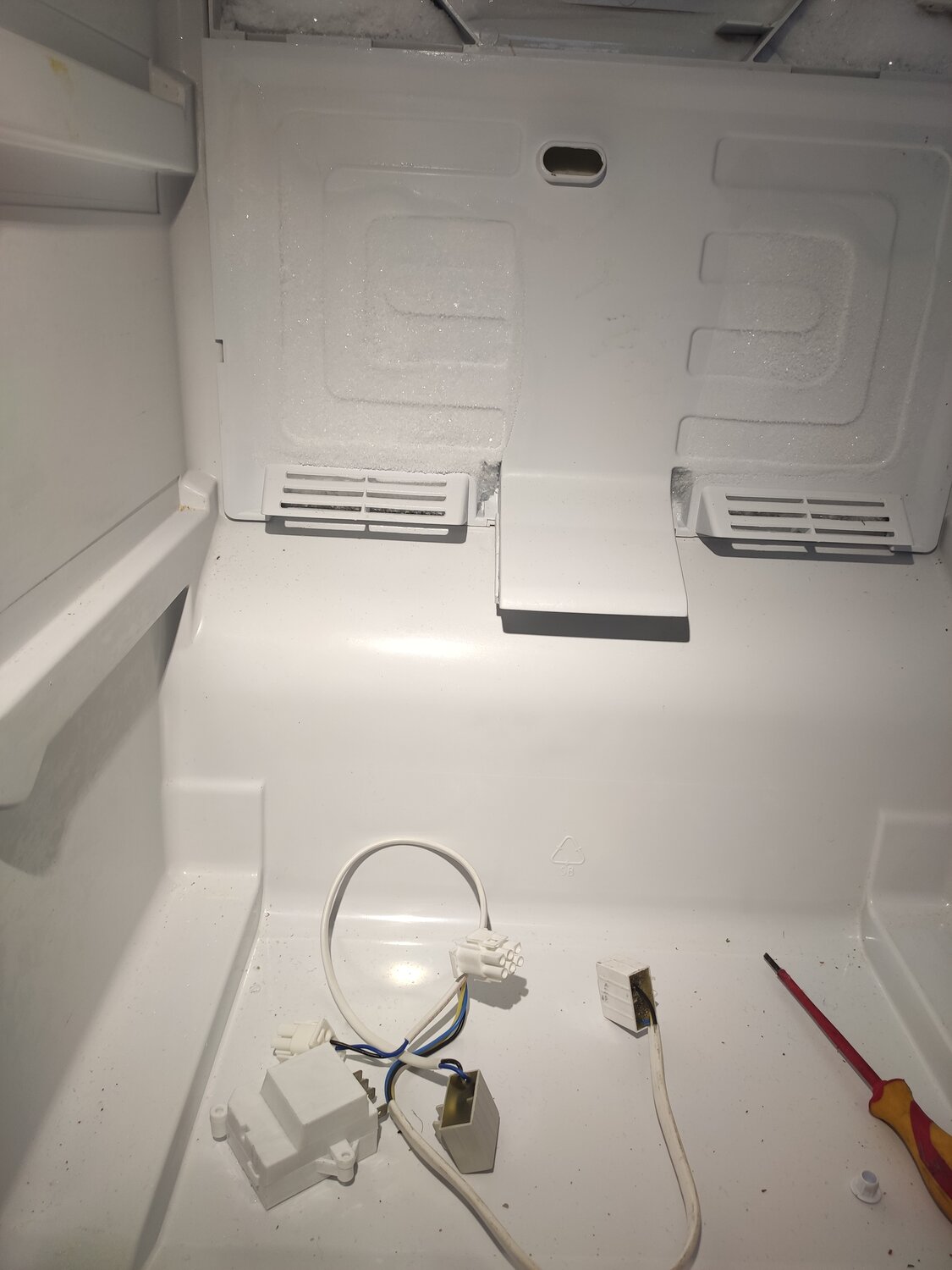 холодильник, бытовая техника, дренаж холодильника аристон hotpoint, холодильник индезит ноу фрост намерзает лед, холодильник ariston