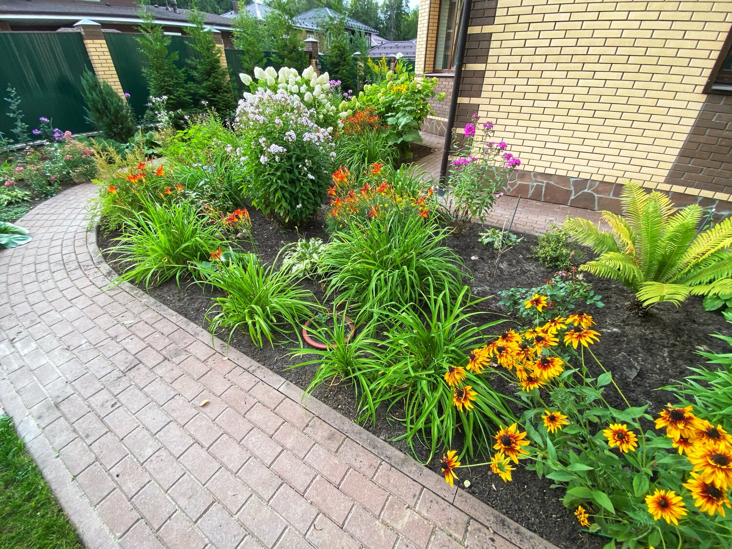 клумбы в саду, цветник в саду, цветник на участке, клумбы на даче, красивые клумбы на даче