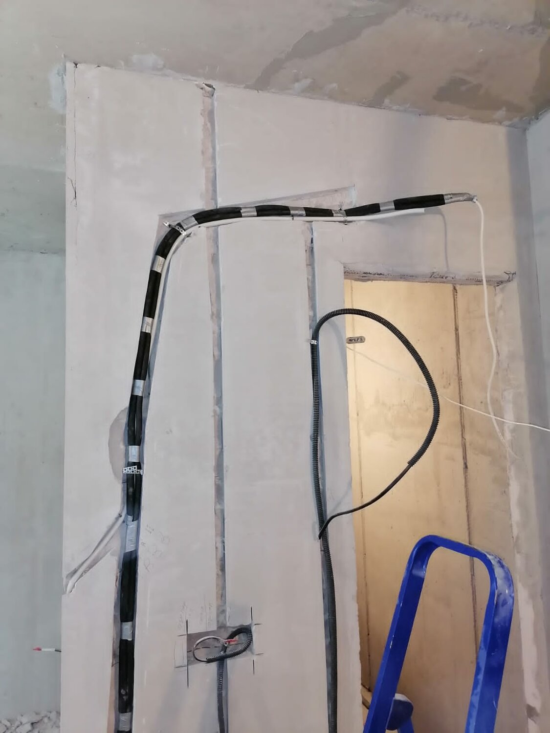 штроба для сплит системы, штроба, штробление стен под проводку, прокладка электропроводки, прокладка трассы кондиционера без штробления