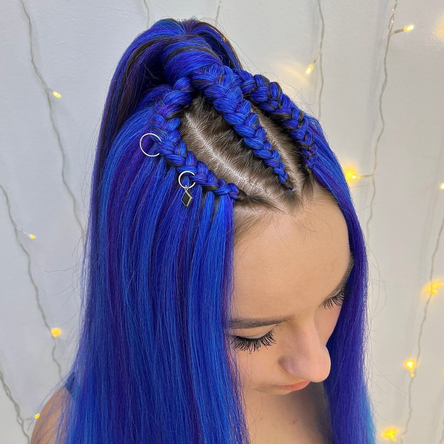 косы с синим канекалоном, замещение волос канекалоном, косы с канекалоном, вплетение канекалона, водопад с канекалоном