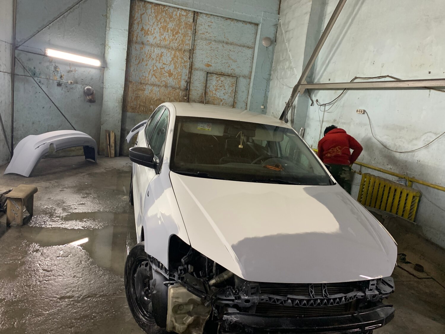 volkswagen polo, автомобиль, разбитый серебристый фольксваген поло седан, кузов фольксваген поло, разбитый фольксваген поло серебристый металлик