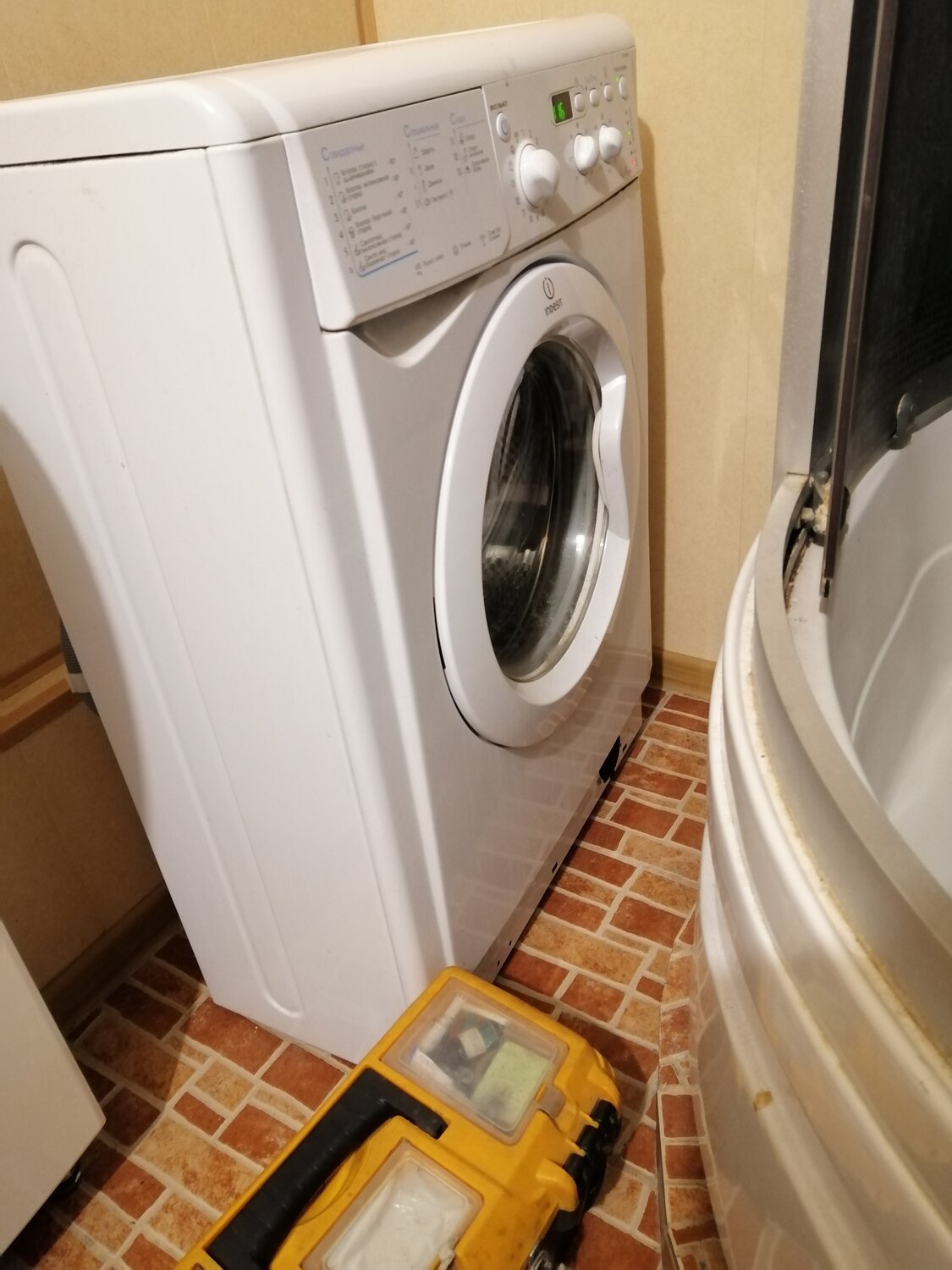 стиральная машина indesit, стиральная машина, огромная стиральная машина, техника, бытовая техника