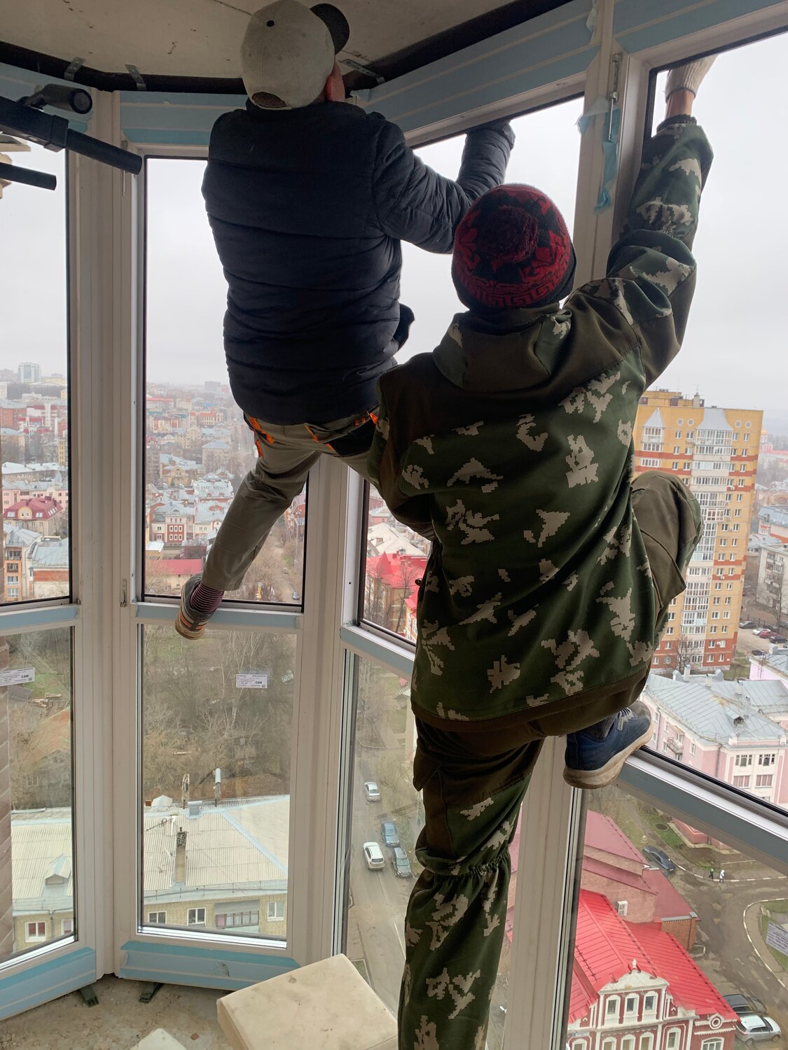 герметизация стеклопакетов альпинистами, монтаж окон, высотные работы, остекление балконов, лоджия остекление