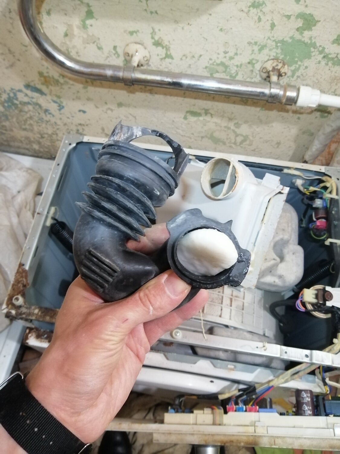 indesit wg 1031 tp сливной насос, стиральная машина не сливает воду, заклеить патрубок стиральной машины, индезит witp 82 сливной насос, слив стиральная машина hansa
