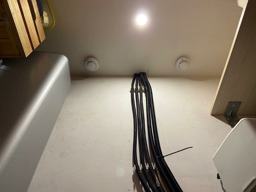 прокладка кабеля, электромонтажные работы, электрический кабель, монтаж электропроводки, электропроводка в частном доме