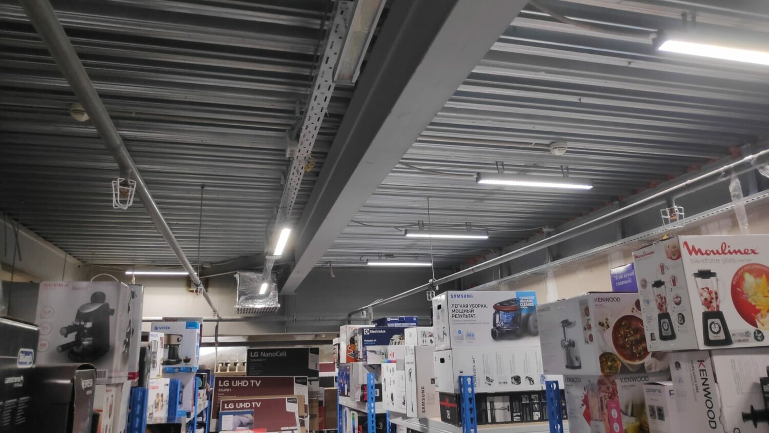 освещение, монтаж освещения в магазине, промышленное освещение, торговое помещение, освещение в магазине лента