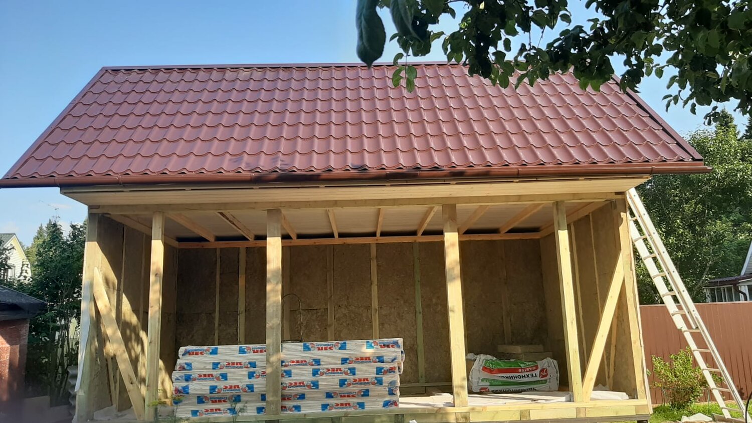 крыша пристройки, дом баня, правильная крыша для бани, дачный домик, фронтон крыши из металлочерепицы