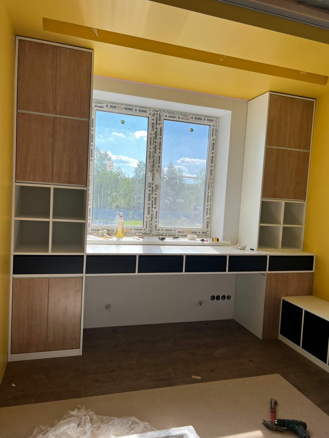 шкаф вокруг окна, шкаф вокруг окна со столом, стол у окна, шкаф у окна, стол под окном