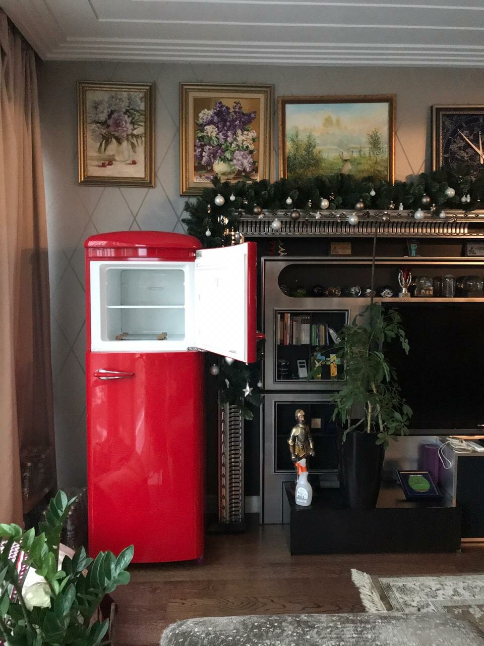ретро холодильник, кухня с красным холодильником, холодильник в стиле ссср, зеленая кухня с красным холодильником, холодильник красный