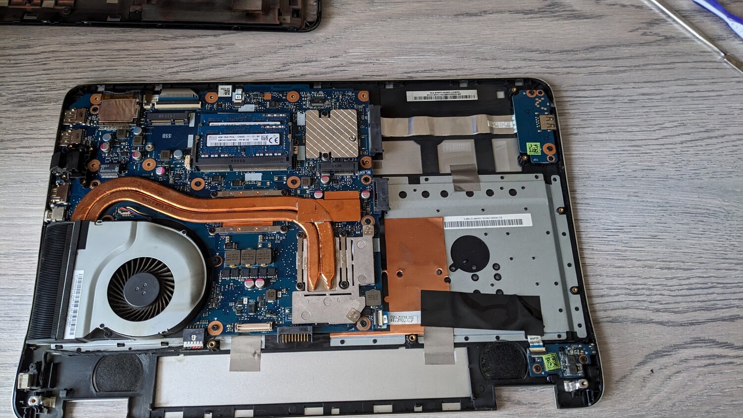 разобранный ноутбук, asus tuf gaming a15 2022, asus n551jm, ноутбук, внутренности ноутбука