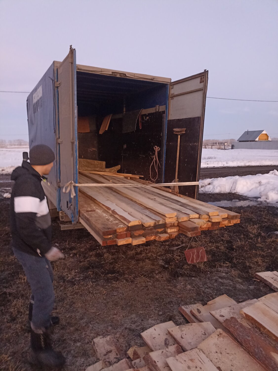 погрузка разгрузка пиломатериалов, разгрузка пиломатериалов, разгрузка досок, погрузка, разгрузка фуры