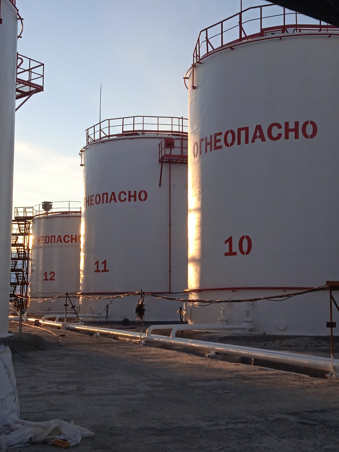 вертикальный резервуар для нефтепродуктов, нефтебаза, резервуарный парк башнефть, нефтяной резервуар, резервуар для нефти