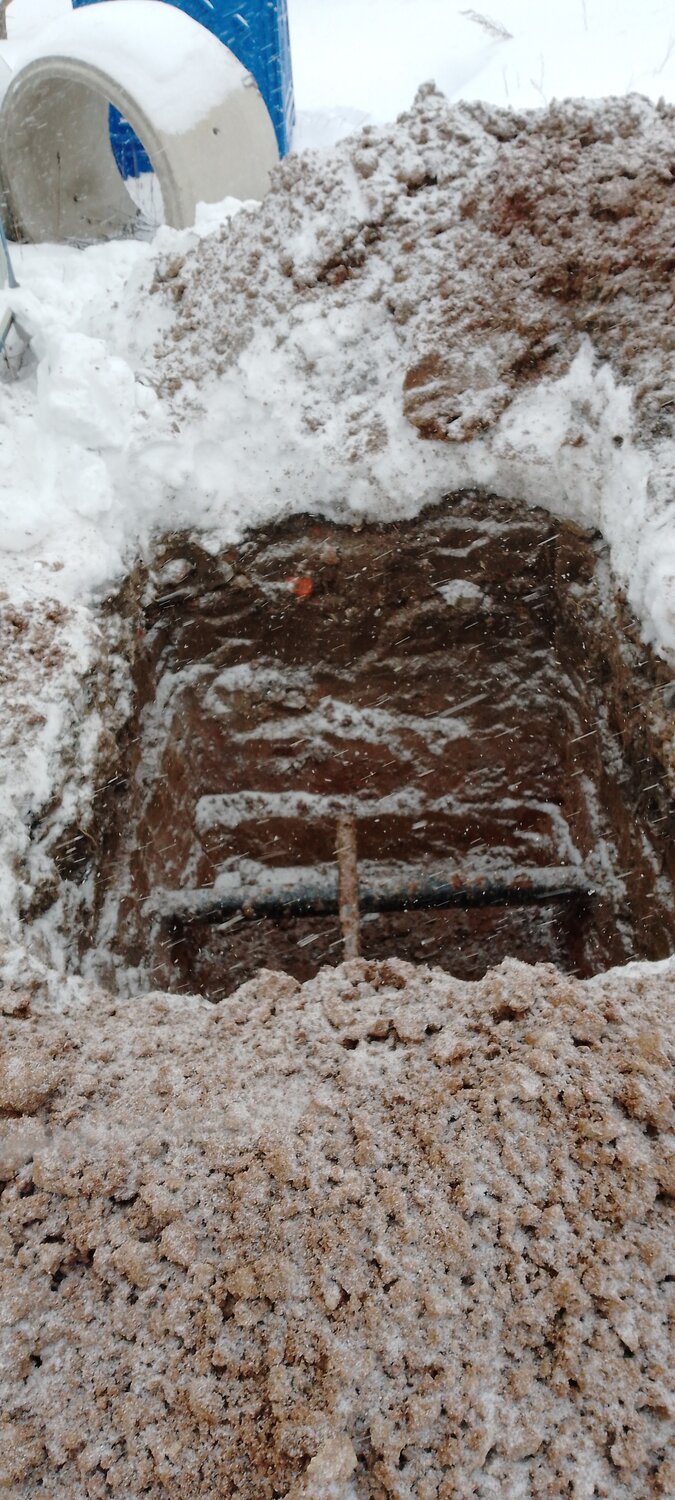 бурение скважин под воду, скважины, траншея зимой, бурение скважин на воду, снег