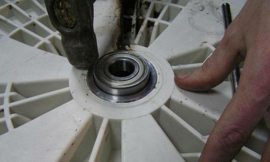 подшипник барабана стиральной машины wf8590nfw, indesit wisl 102 подшипник барабана, подшипник в стиральной машине, замена подшипника в стиральной машине, замена подшипника в стиральной машине индезит