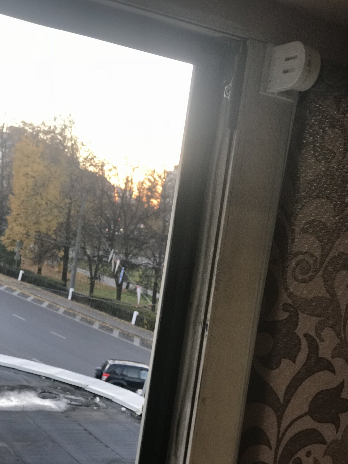 окно, из окна, пластиковые окна, девочка выпала из окна, окно открытое