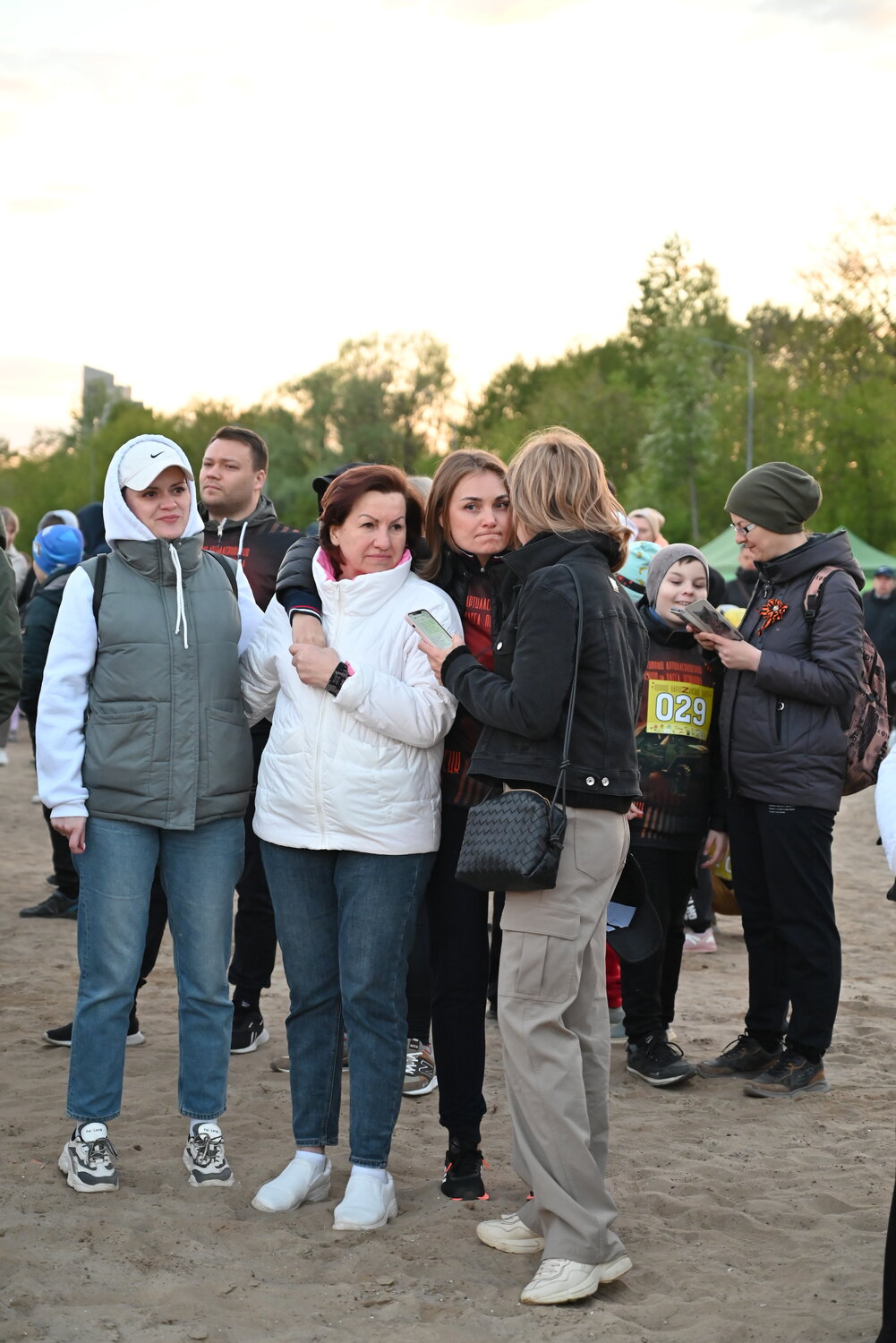 девушка, человек, 10000 шагов, митинг, в парке