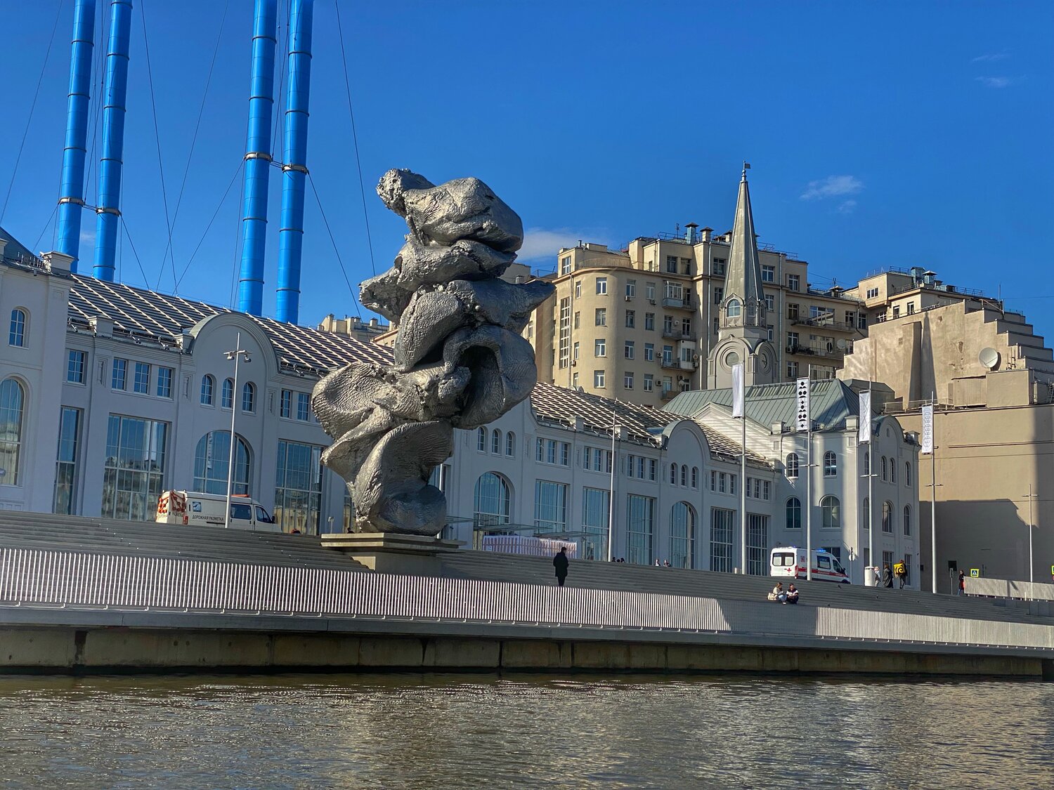 урс фишер гэс 2, памятник глине а москве на набережной, скульптура на болотной набережной, болотная набережная гэс 2 большая глина, скульптура