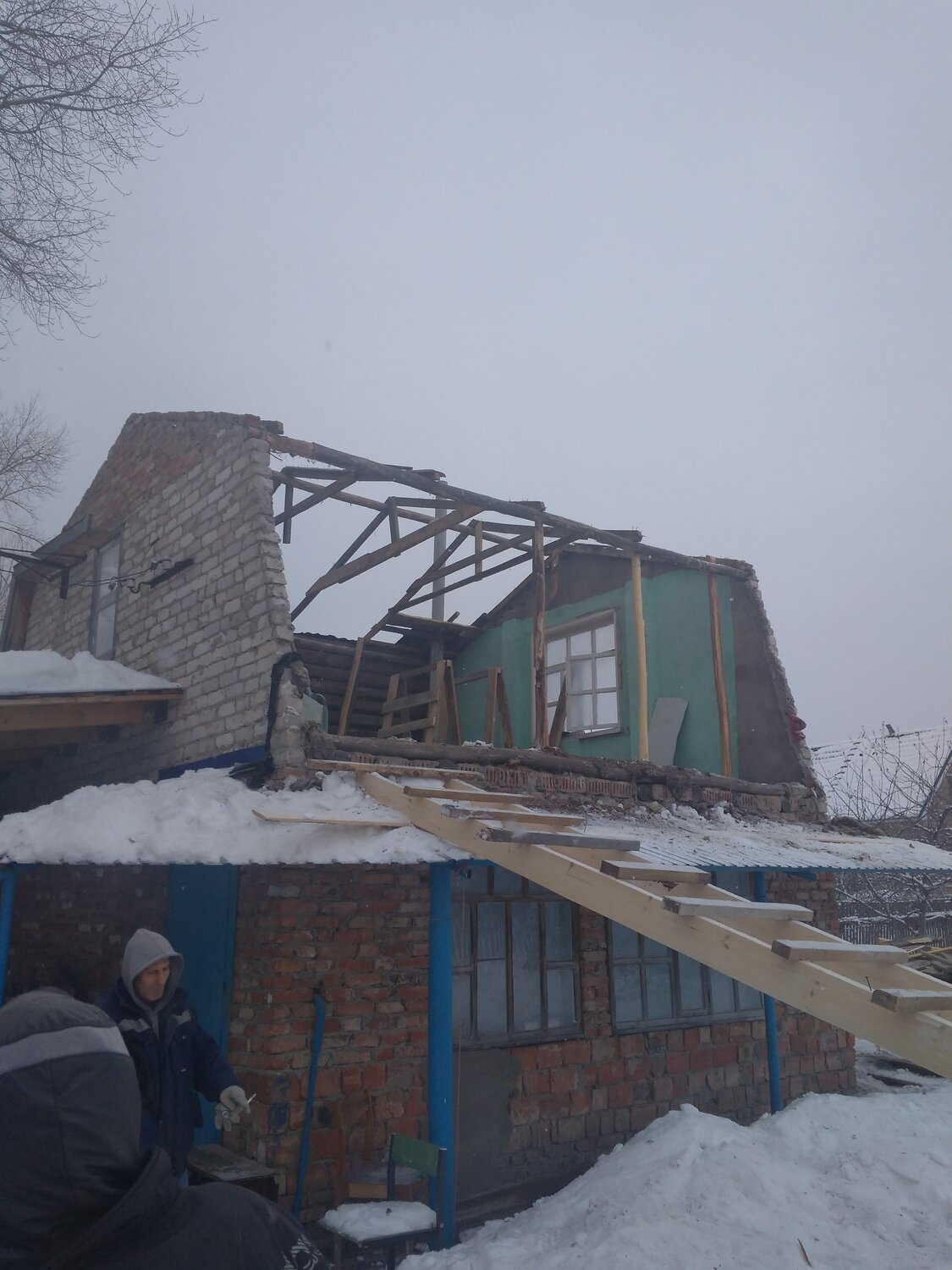 обстрелы, сорванные крыши домов, разрушенный дом, пожар в частном доме, дом новый