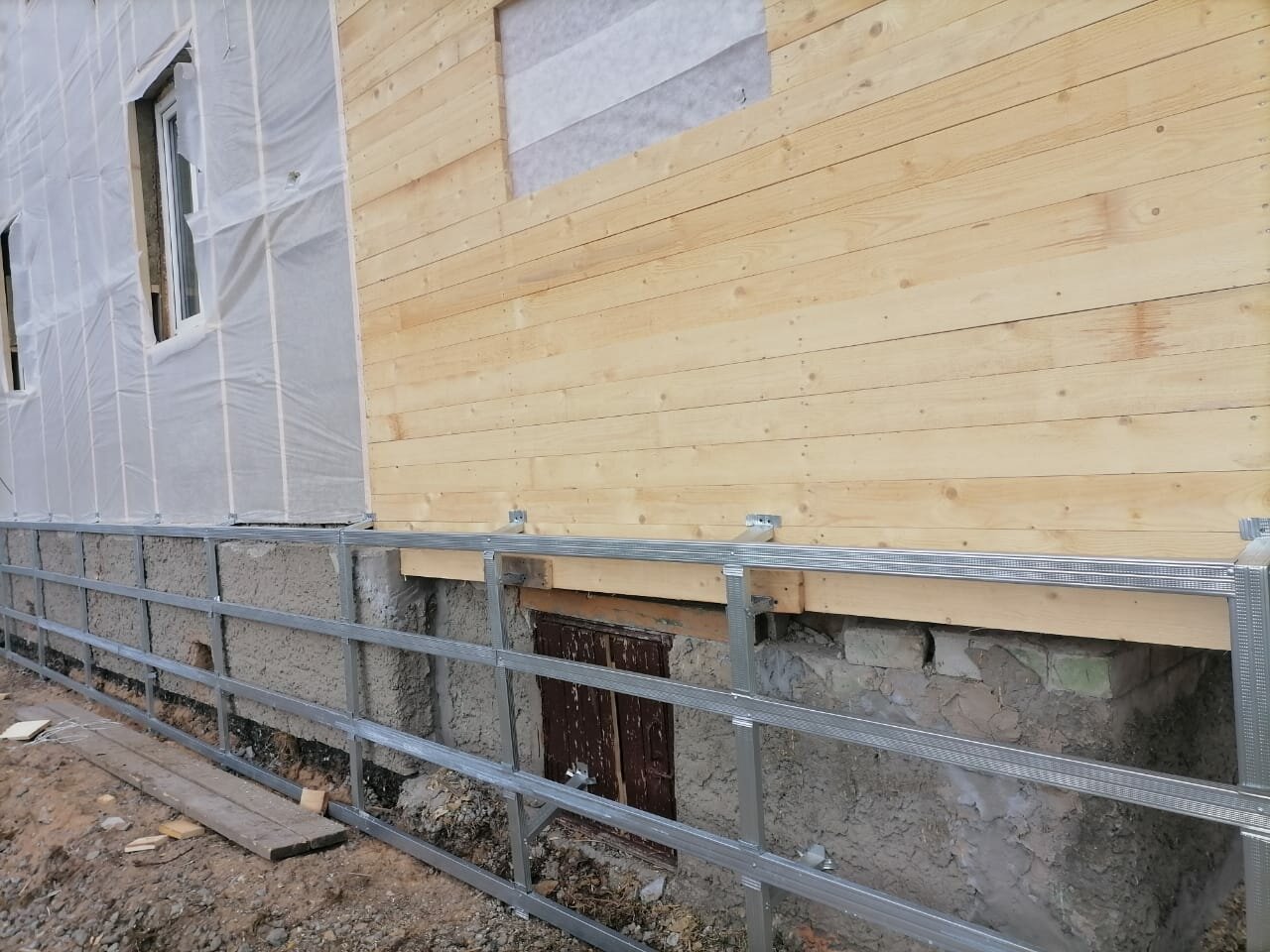 обрешетка под цокольный сайдинг, утепление цоколя дома, каркас под сайдинг, фундамент дома, облицовка фундамента