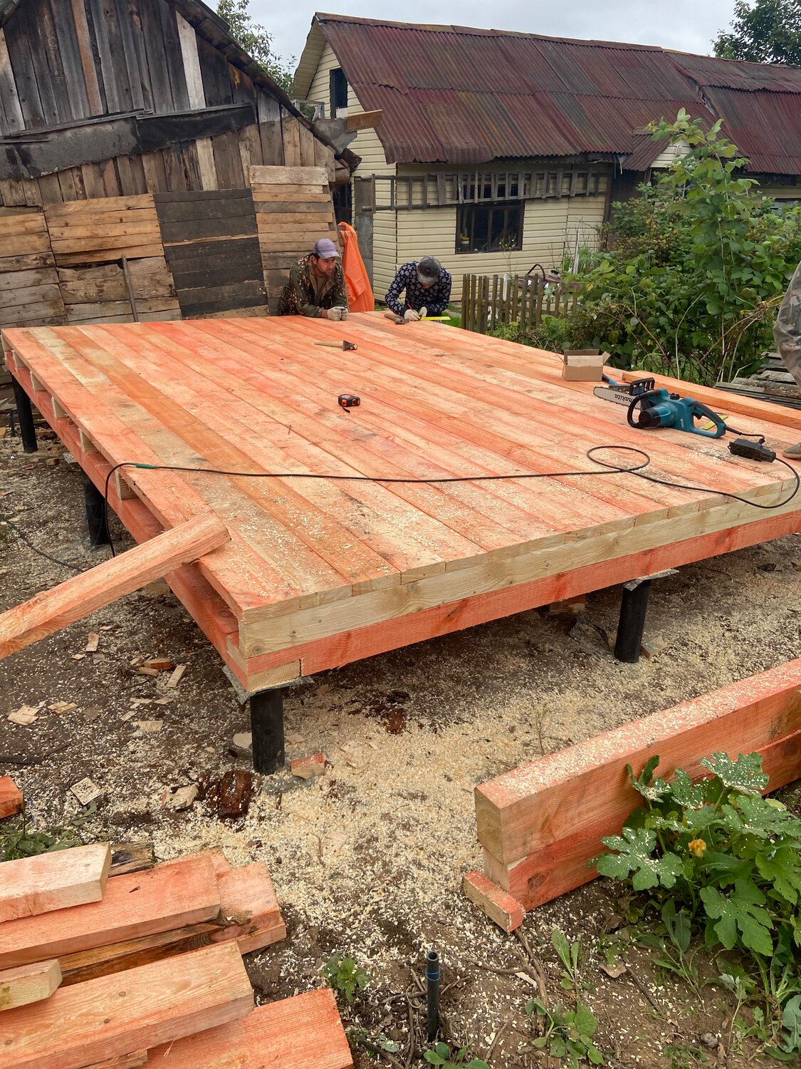 каркасный пристрой к деревянному дому на винтовых сваях, пол каркасного дома на сваях, обвязочный брус для бани, каркасная баня 3х4 на сваях, пол в каркасном доме