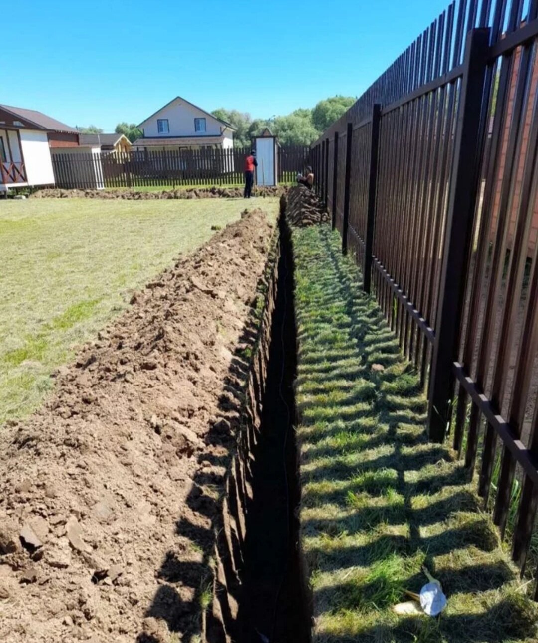 копка траншеи, траншея, дренаж участка, траншея для забора, дренажная канава