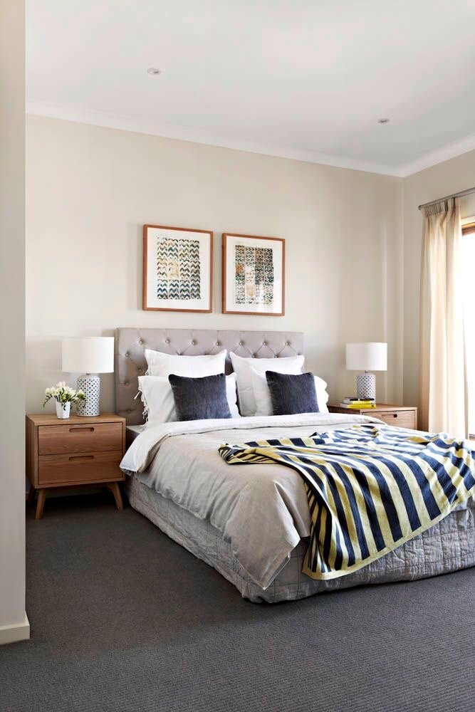 серая спальня, пол в спальне, серая кровать в спальне, интерьер спальни, спальня стиль