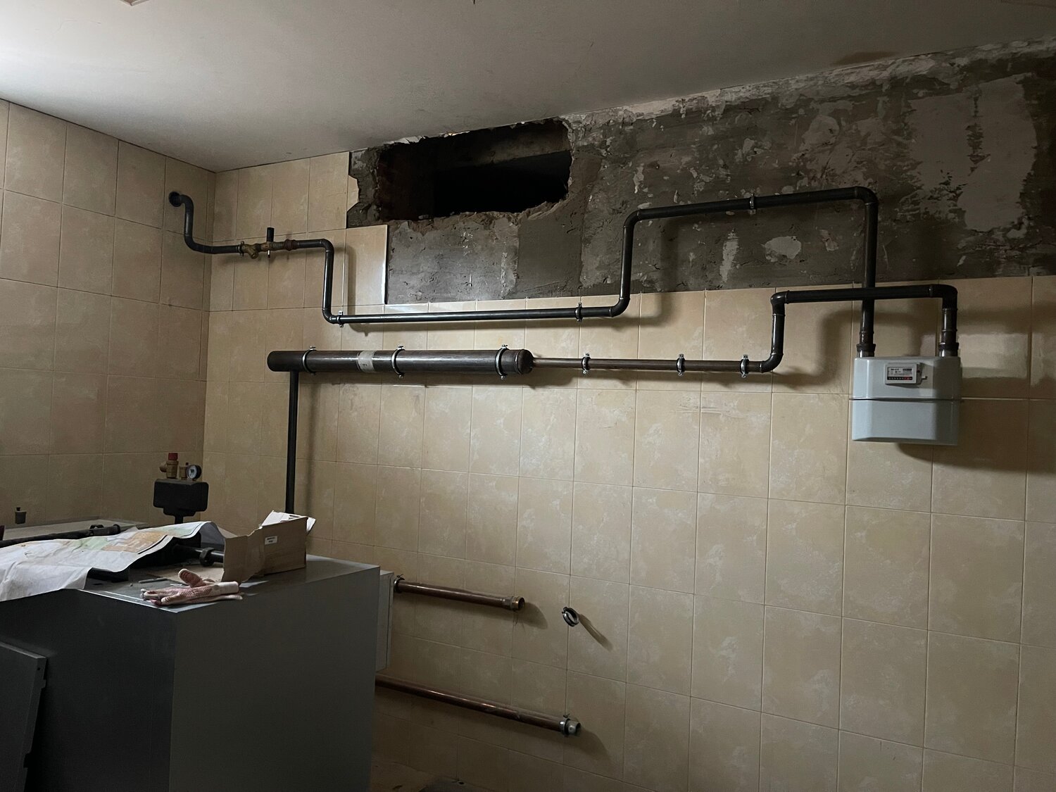 газовая труба в частном доме внутри, монтаж газовой трубы в частном доме, интерьер, газовая труба, помещение