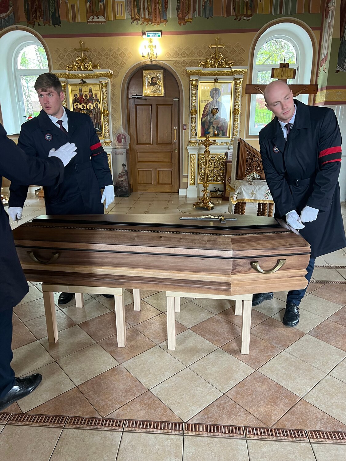 похороны, отпевание жириновского в храме христа спасителя, отпевание, священник на похоронах, могила андрея шептицкого