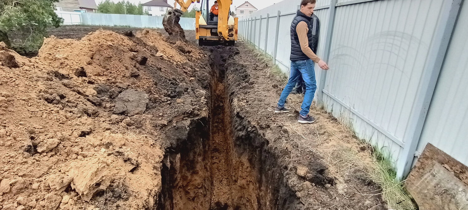 копка траншеи, траншея для прокладки водопровода, траншея для водопровода, копать траншею, рытье траншеи