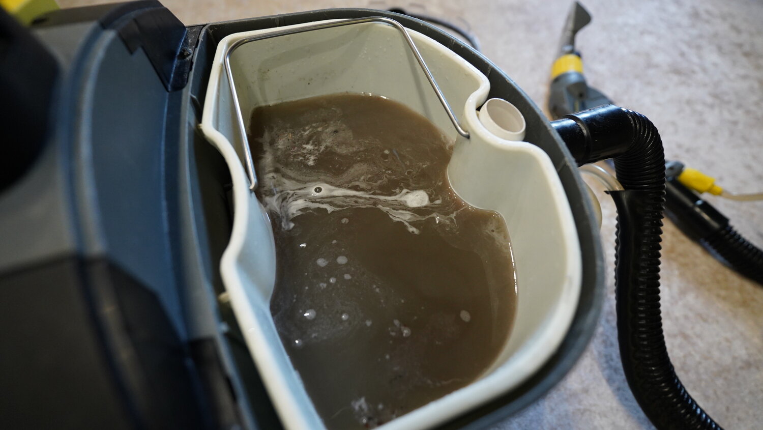 химчистка, моющий пылесос karcher, химчистка мебели, karcher puzzi 8/1 химчистка, грязная вода после химчистки