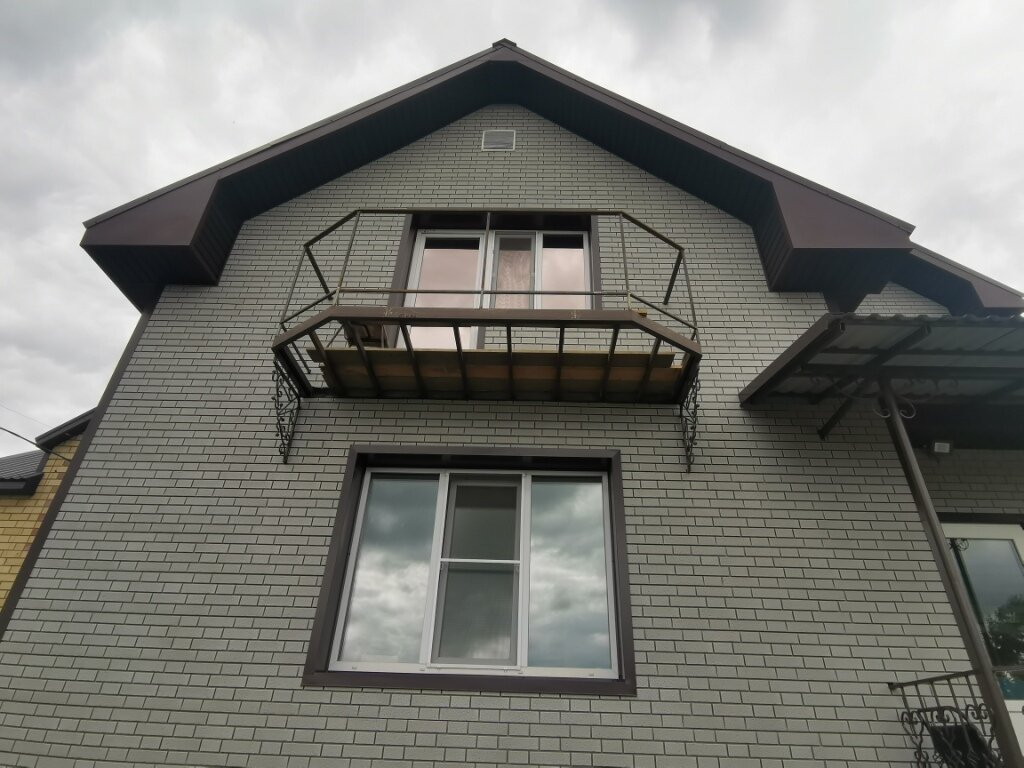 хауберк фасадная плитка технониколь, дом в, ограждение для балкона в частном доме, балкон в частном доме, технониколь фасадная плитка hauberk