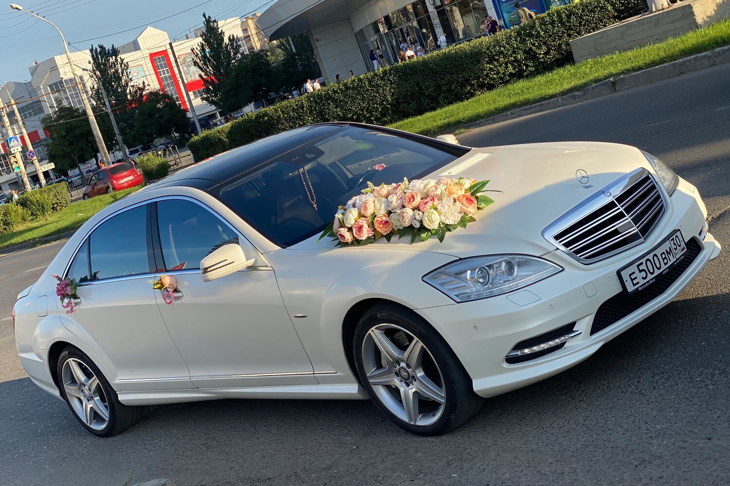 белый мерседес 221 на свадьбу, mercedes-benz, свадебная машина мерседес s500, свадебная машина мерседес, украшение машины мерседес на свадьбу