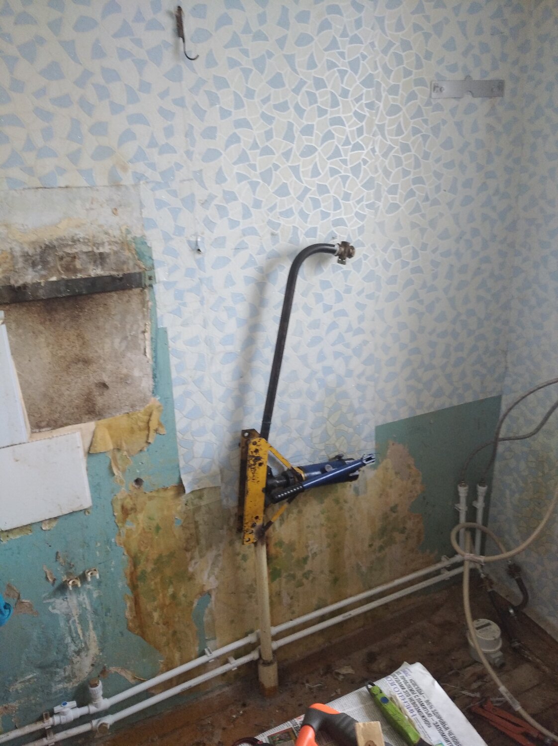 демонтаж газовых труб в квартире, штробление под трубы в панельном доме, штробление под трубы в ванной, переварить газовую трубу, кран на газовую трубу