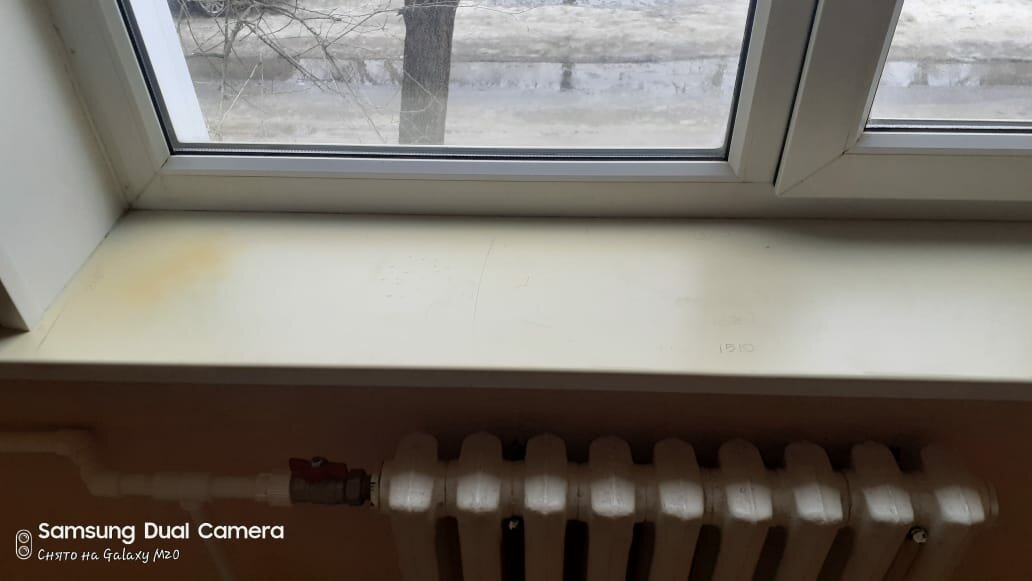 выпуск подоконника, подоконник, полоцкий мрамор подоконники, проставка под подоконник пвх, чистый подоконник снаружи
